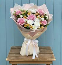 Букет цветов из:  Гвоздики, Орхидеи и Розы в Медвенке