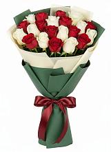Букет Микс из красных и белых роз в Медвенке
