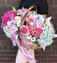 Композиция солнечный день в Медвенке Цветочная композиция из Розы, Хризантемы, Пионы и Лизиантусы в корзине в Медвенке