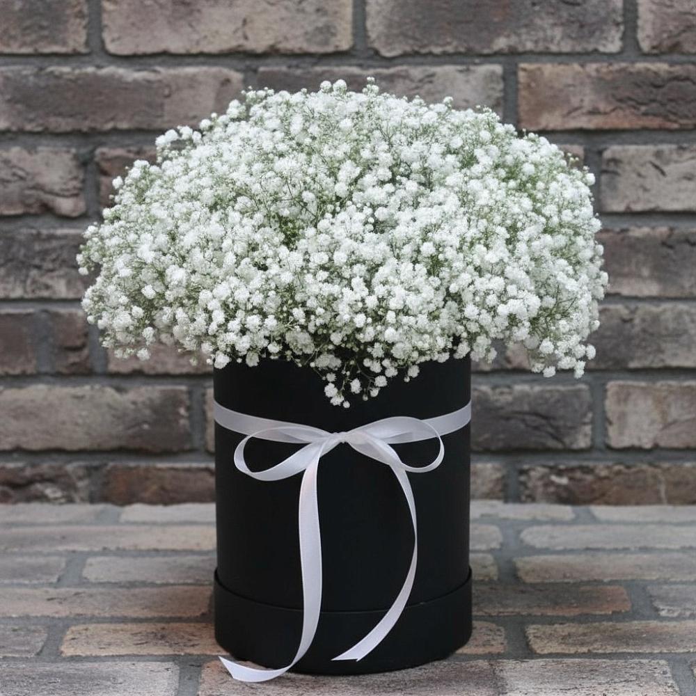 Цветочная композиция из Гипсофила в шляпной коробке в Медвенке