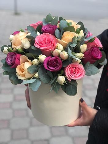 Цветочная композиция из Розы в шляпной коробке в Медвенке
