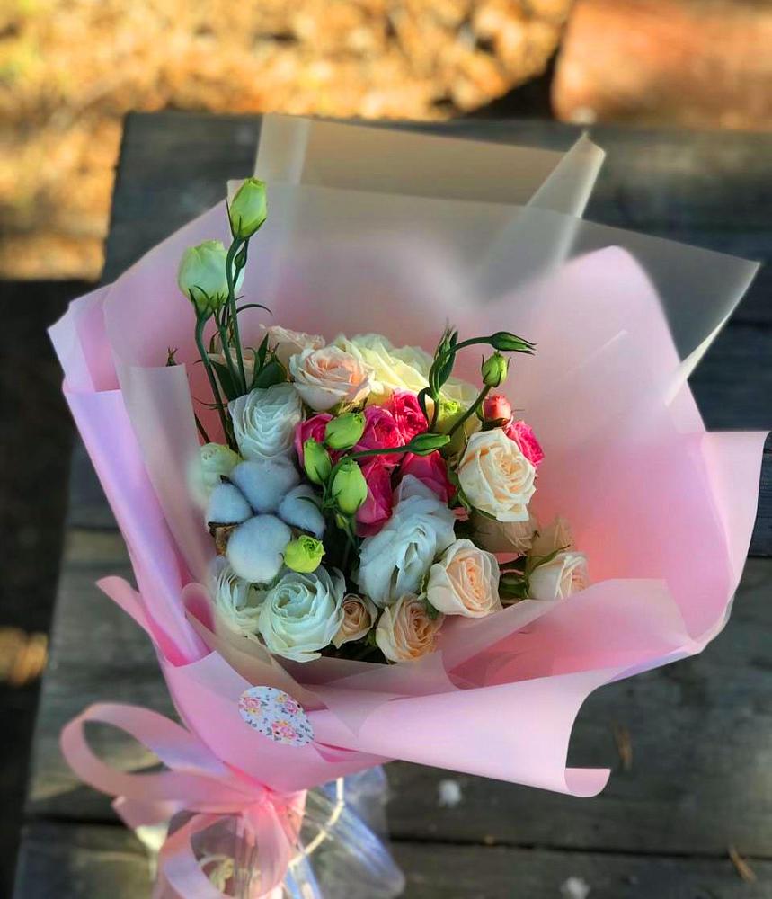 Букет цветов из: Розы и Лизиантусы в Медвенке