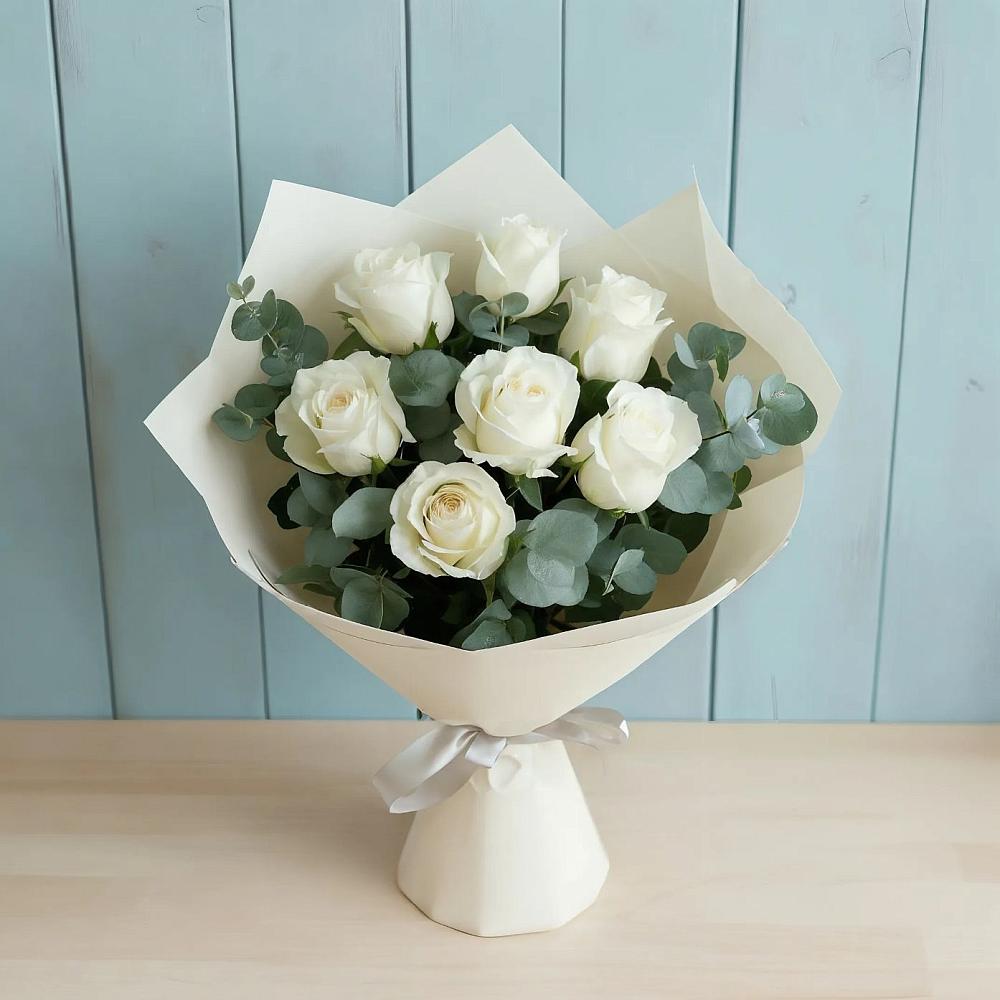 Букет Белые розы в Эвкалипте в Медвенке