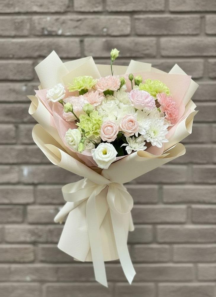 Букет цветов из: Гвоздики, Розы, Лизиантусы и Хризантемы в Медвенке