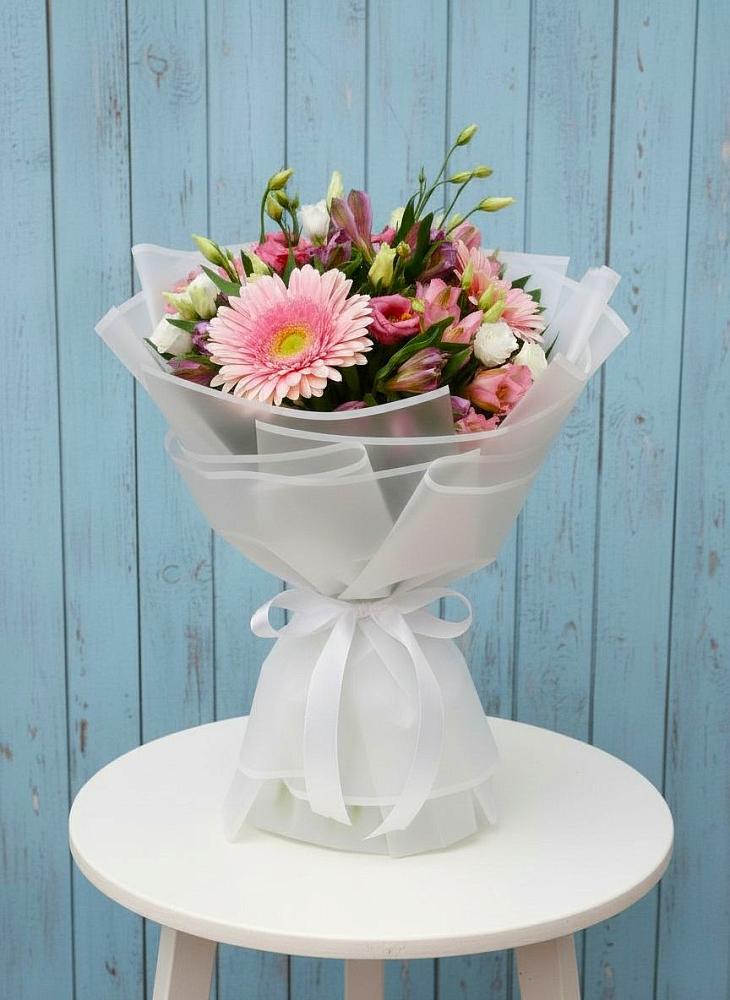 Букет цветов из: Герберы, Альстромерии и Лизиантусы в Медвенке