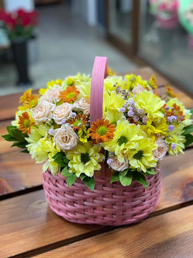 Цветочная композиция из Хризантемы и Розы в корзине в Медвенке