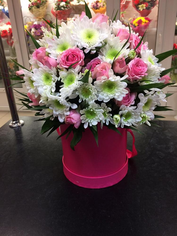 Цветочная композиция из Розы и Хризантемы в шляпной коробке в Медвенке