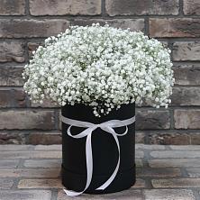 Цветочная композиция из Гипсофила в шляпной коробке в Медвенке