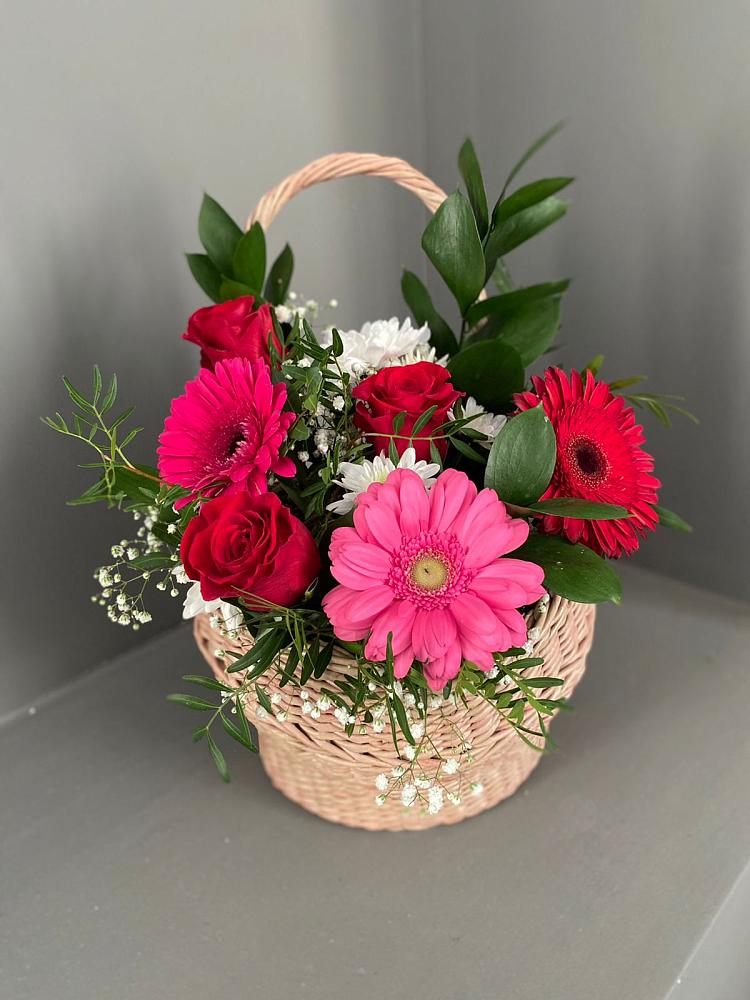 Цветочная композиция из Розы, Хризантемы и Герберы в корзине в Медвенке