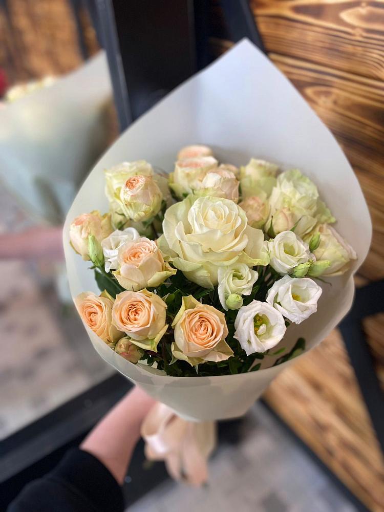 Букет цветов из: Розы и Лизиантусы в Медвенке