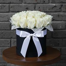 Цветочная композиция из Розы в шляпной коробке в Медвенке