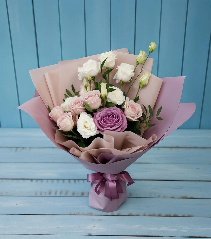 Букет цветов из: Розы и Лизиантусы в Медвенке